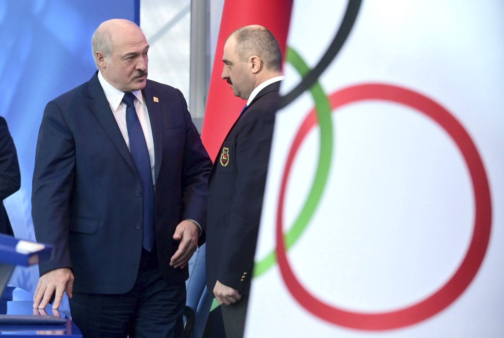 Президентът Александър Лукашенко (вляво) говори с най-големия си син Виктор, когото Беларуският олимпийски комитет избра за председател -  Минск, 26 февруари 2021 г.