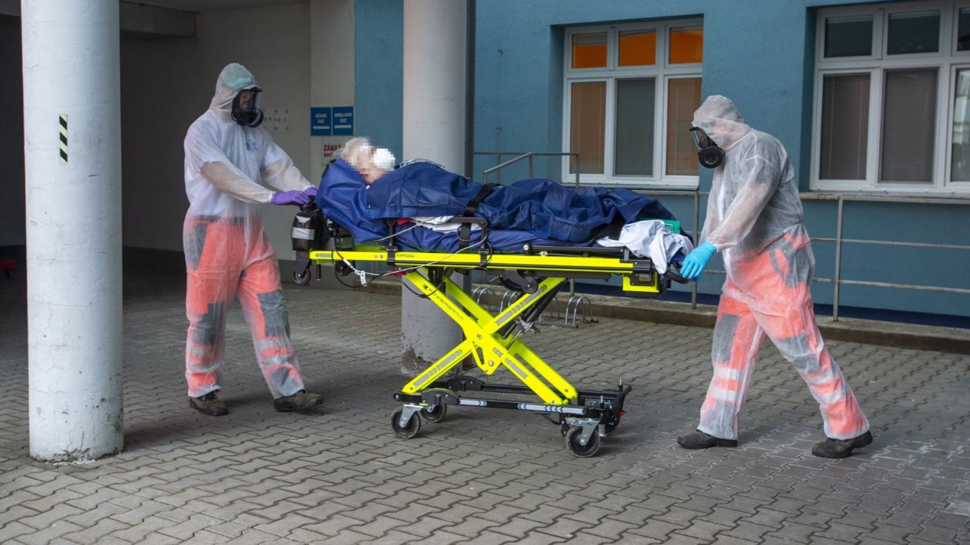 Чехия и Словакия запълниха болниците и прехвърлят пациенти в чужбина