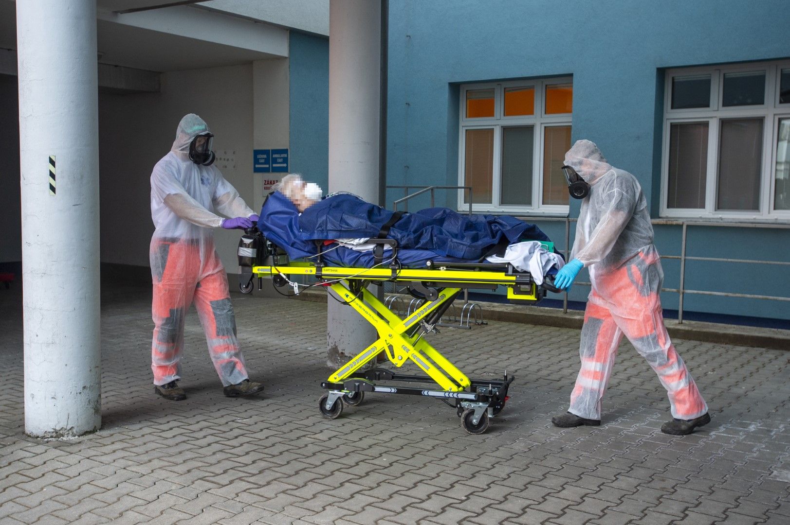 Парамедиците подготвят транспорта на пациент с COVID-19 в Полша, на 9 март 2021 г.
