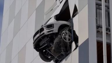 Автомобил Porsche Macan проби стената на паркинг на улица Корабельная