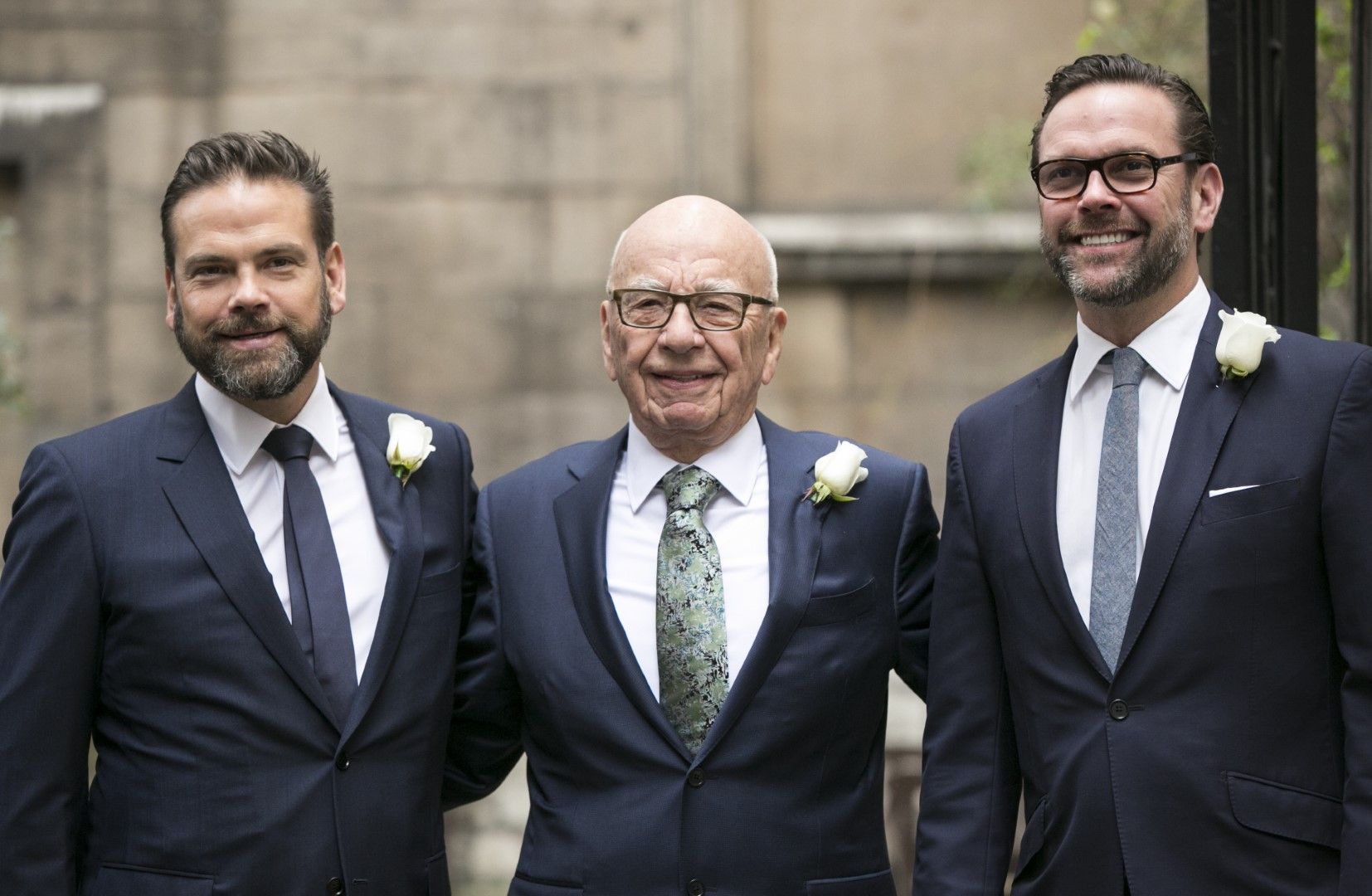 Рупърт Мърдок и двамата му сина - Джеймс (вдясно) и Лаклан (вляво), на 5 март 2016 г., ден след сватбата му в Лондон с Джери Хол. Джеймс се оттегли, Лаклан управлява голяма част от бизнеса