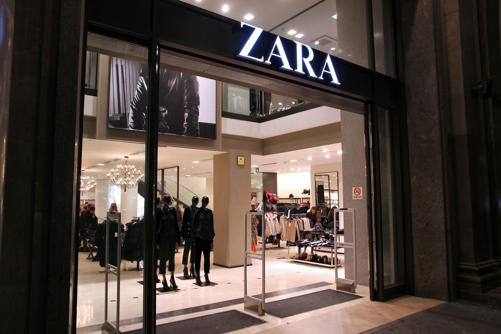 Inditex, която стои зад марката Zara, затвори своите 502 магазина в Русия, а после ги продаде на базираната в ОАЕ Daher Group (снимка архив)