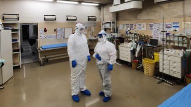 Броят на новите случаи на коронавирус се задържа близо до