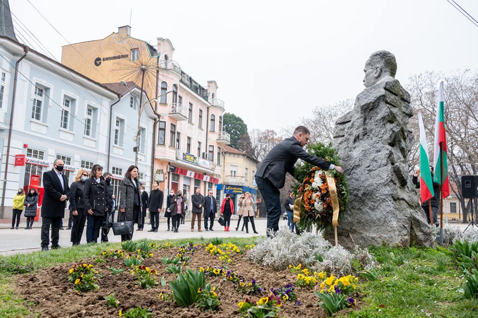  Водачът на листата Христо Терзийски сервира цветя пред паметника в Кюстендил 