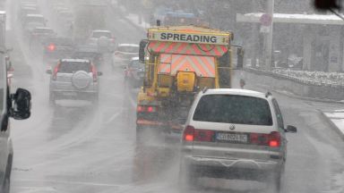 Остава усложнена зимната обстановка в някои региони на България В