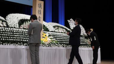 Япония отбелязва днес десетата годишнина от разрушителното земетресение и предизвиканите