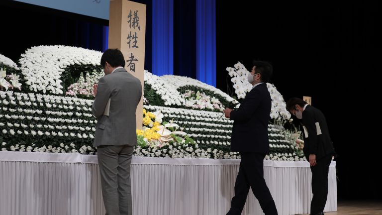 Япония отбелязва днес десетата годишнина от разрушителното земетресение и предизвиканите