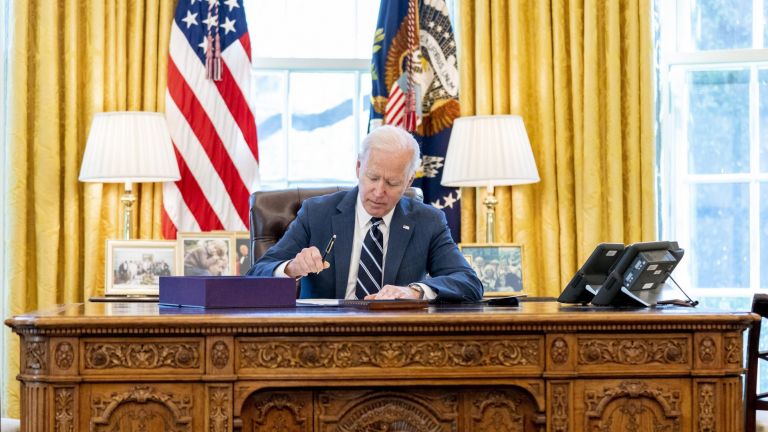 Biden signed the $ 1.9 trillion economic mega package