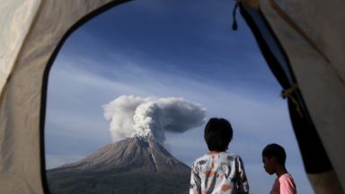 Вулканът Сангай в централната част на Еквадор изригна и изхвърли