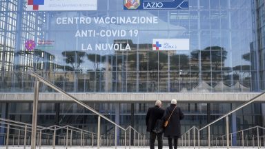 Италианските власти въведоха днес задължение за здравните работници да се