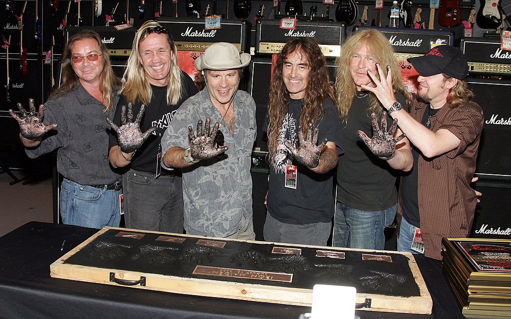 Iron Maiden оставят отпечатъци от ръцете си в Hollywood Rockwalk през август 2005 г.