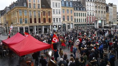 Френски културни институции увеличават натиска върху правителството да облекчи ограничителните