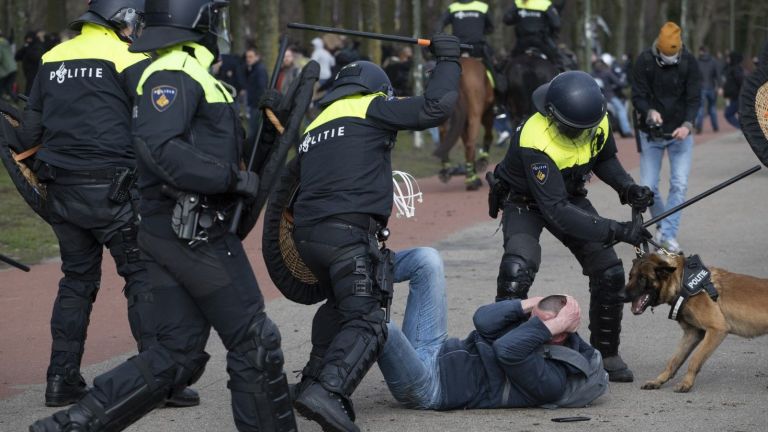 Clashes and arrests in The Hague, water cannon and batons against anti-downdown event