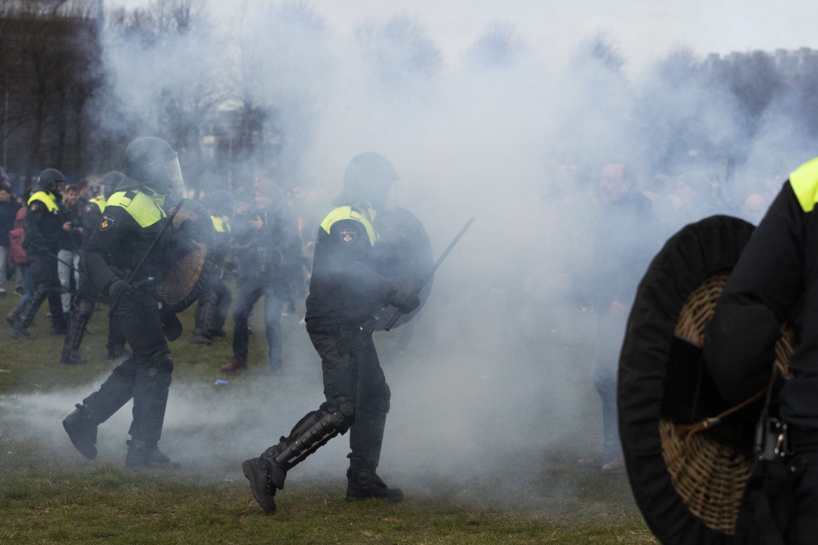 Полиция и протестиращи обгърнати от дима на сълзотворен газ