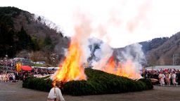 Японски богомолци ходиха боси по жарава по време на фестивал край планината Такаосан