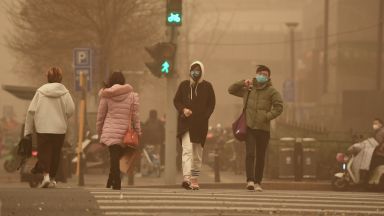 Най-силната прашна буря от десетилетие покри Пекин (видео)