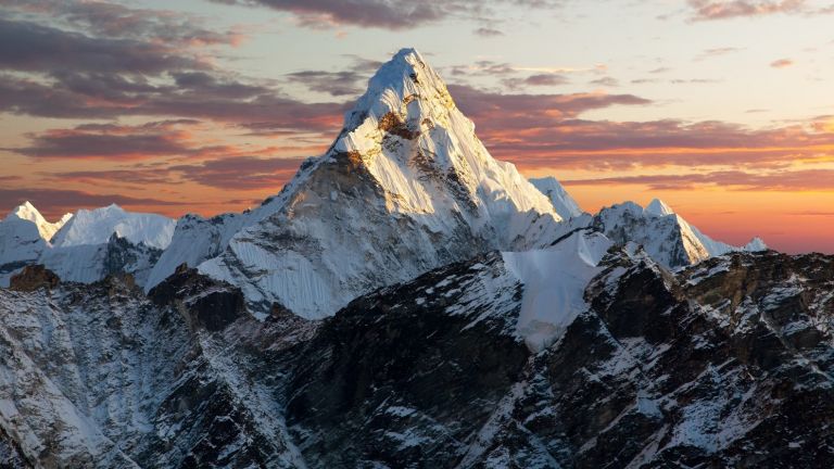 Еверест е достъпен за алпинисти, но тази година ще е сложно