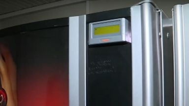 Деца на по 10 11 години разбиват с нож и тротинетка