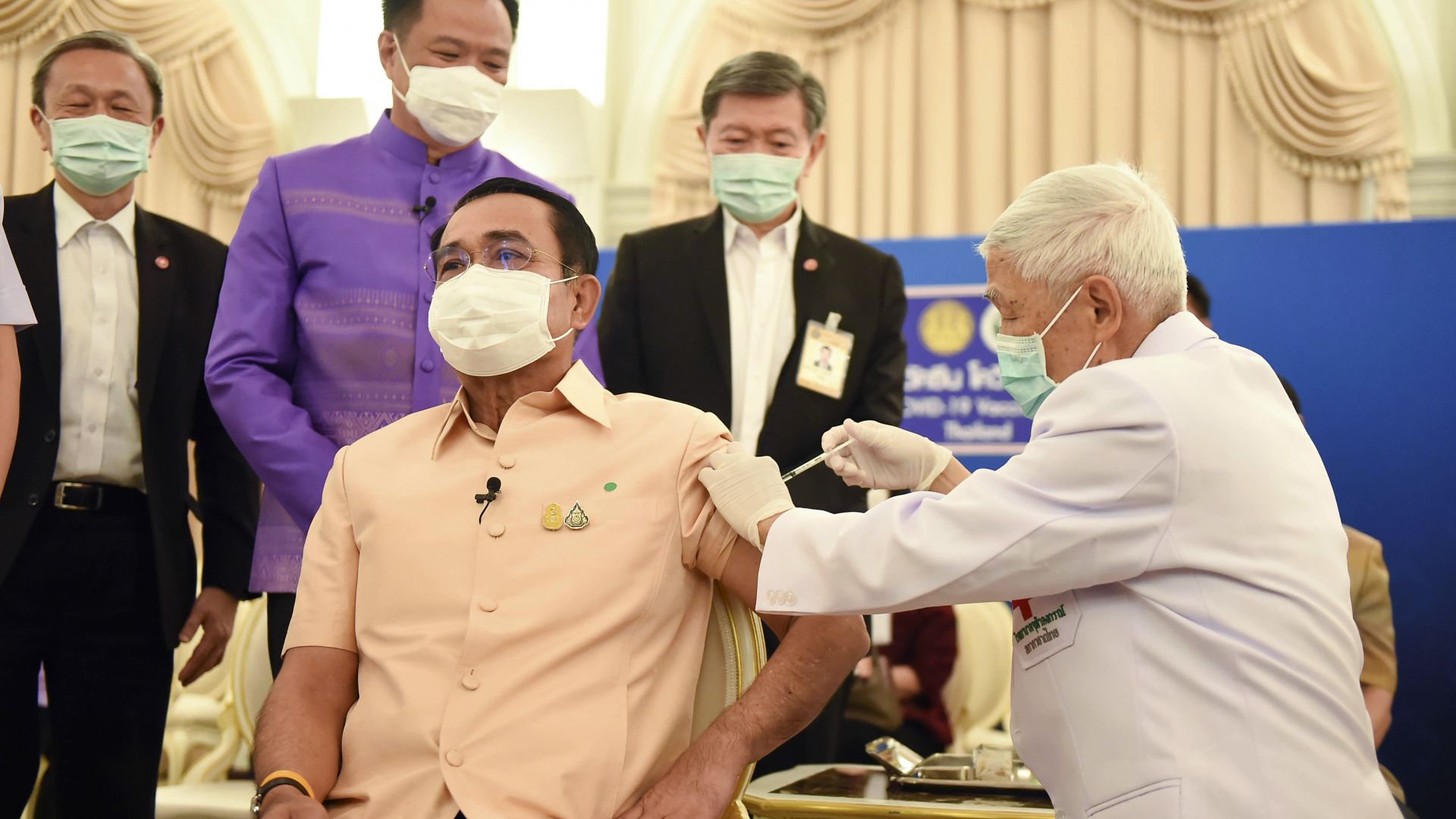 Премиерът на Тайланд показно се ваксинира с "АстраЗенека", а Швеция временно я спря