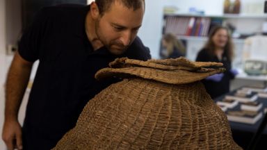 Израелски археолози откриха библейски свитък от Мъртво море