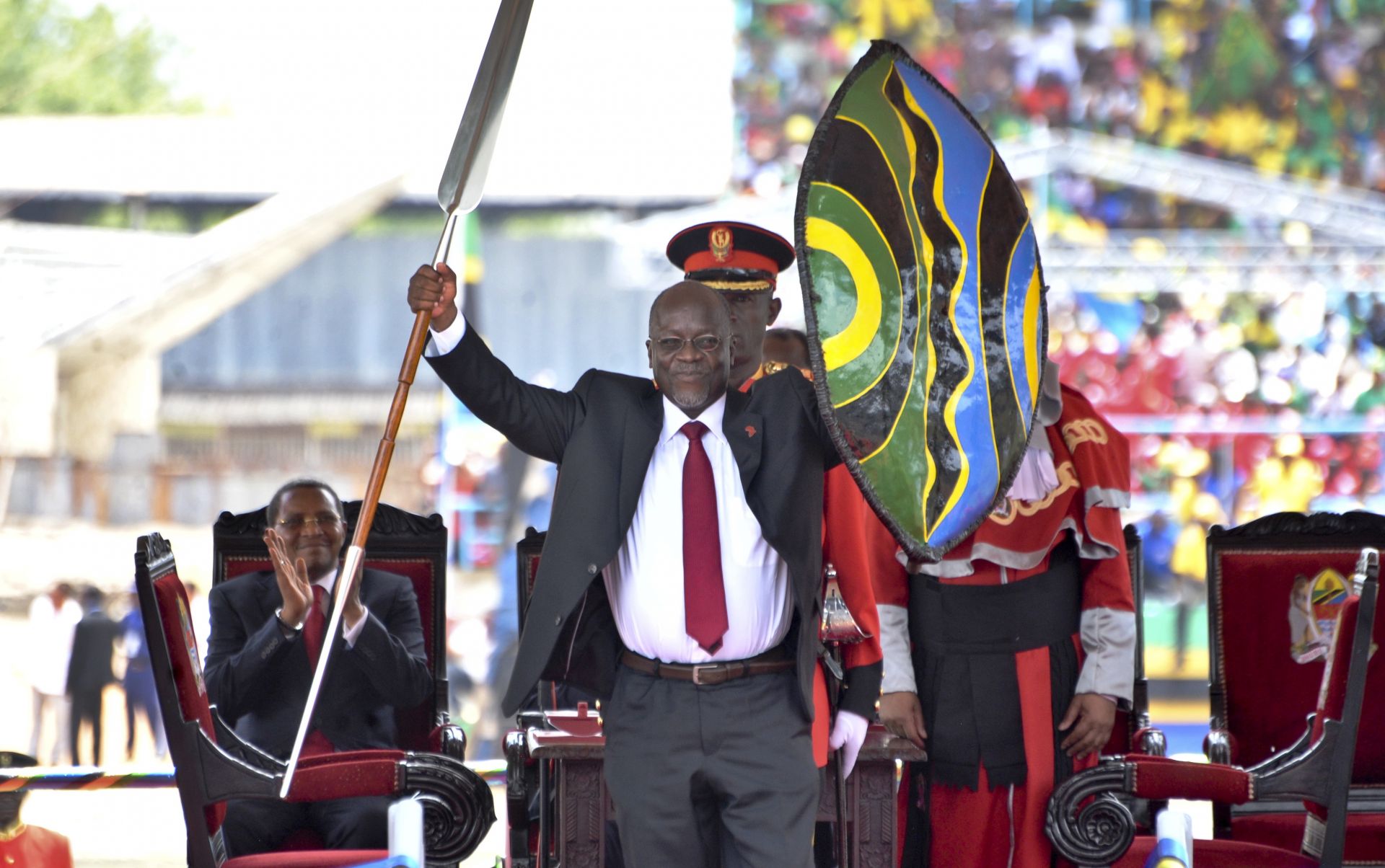 2015 г. - Джон Магуфули - с традиционни копие и щит на церемонията по встъпването му длъжност като президент