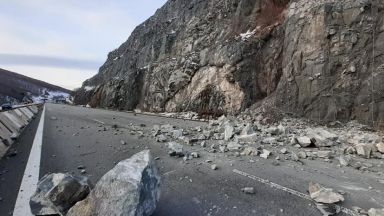 Временно движението по пътя между Своге и Ребърково в района