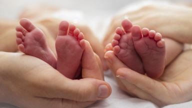 След бащата - почина и жената с коронавирус, която роди близнаци