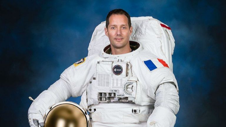 Астронавтът Тома Песке пилотира самолет с хуманитарна мисия