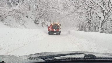  Двуметрови преспи край Враца, десетки работещи са в снежен капан 