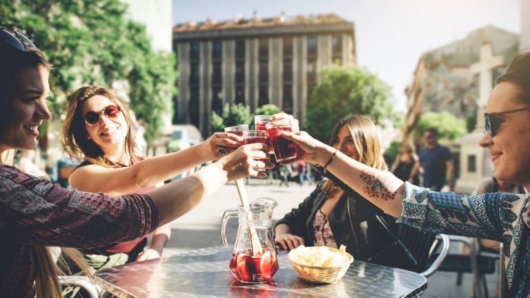 Абсурди на пандемията: Европейците почиват в Испания, а испанците не могат