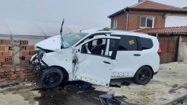 Надрусан с кокаин 20 годишен шофьор изкърти тухлена ограда и влезе