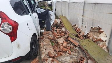 Дрогиран шофьор изплаши жители на село Милево след като катастрофира