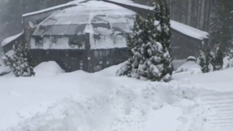 В истински снежен капан попаднаха петима души във Врачанския балкан.