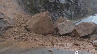 Ново свлачище в Искърското дефиле късно снощи паднала скална