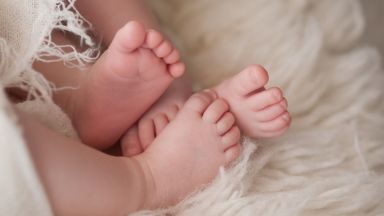 Роднини ще отглеждат близнаците на починалата родилка и съпруга й