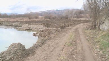 Осем незаконни мини за промишлен добив на злато край река