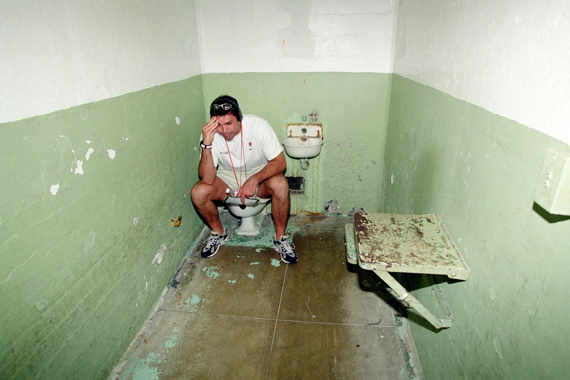 Вече бившият британски ръгби играч Пат Сандерсън изпробва какво е било да ползваш тази тоалетна по време на посещение в САЩ