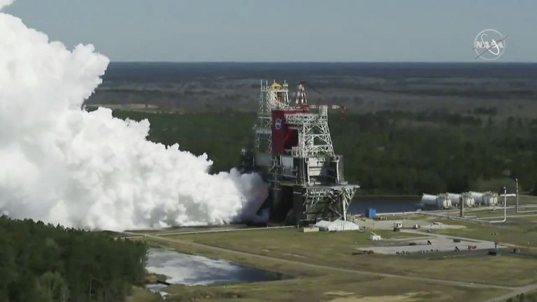 НАСА изпита успешно двигателите на новата си ракета за астронавти на Луната (видео)
