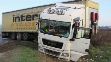 Инцидент с два румънски тира затрудни тази сутрин движението по