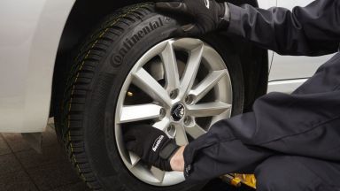 Срязаха гумите на две паркирани коли на пловдивски булевард