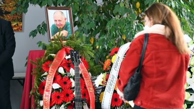 Роднини приятели колеги и фенове се сбогуваха с основателя на