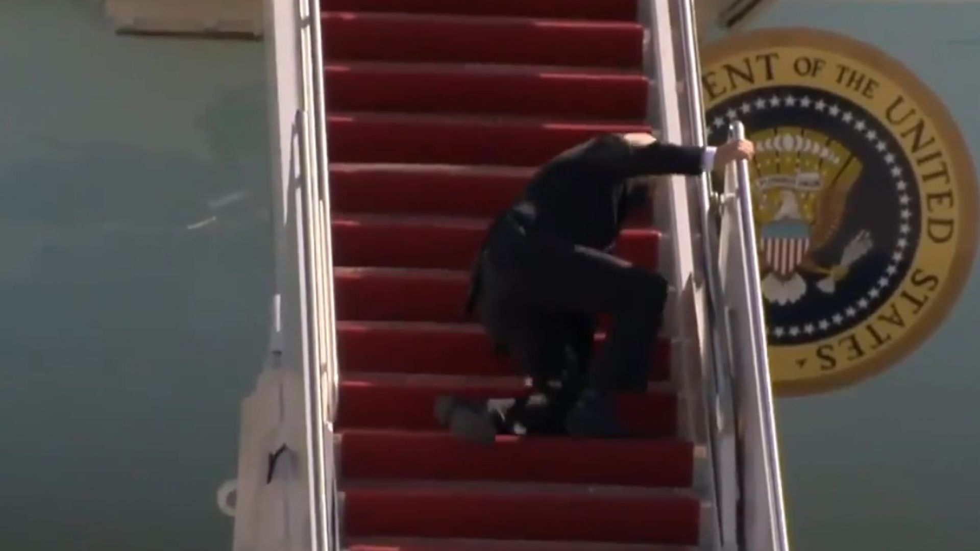 Байдън падна при качване в президентския самолет (видео)