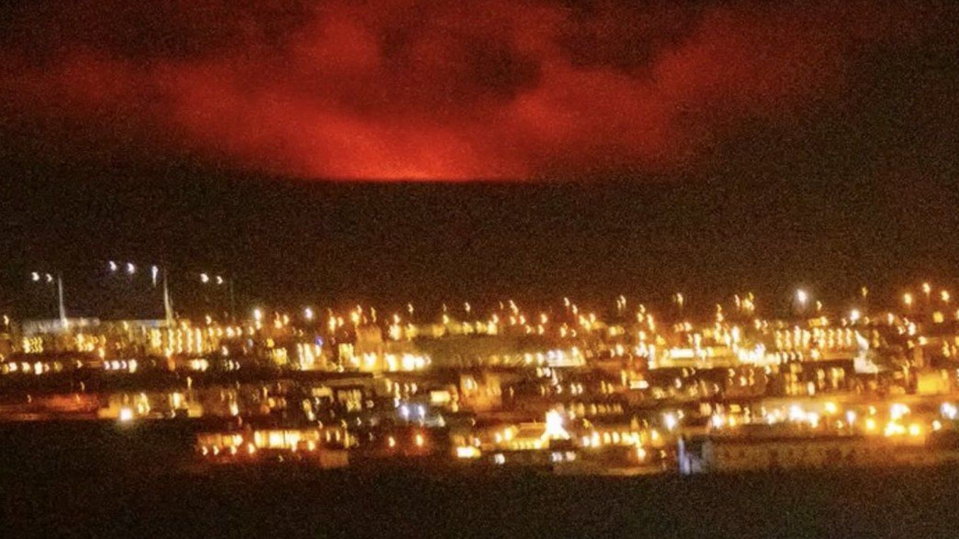 Зрелищно изригване на вулкан превърна столицата на Исландия в пейзаж от Пъкъла