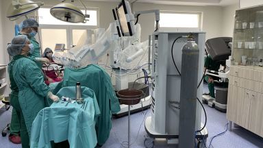 Първите роботизирани операции бяха извършени в Пловдив С робота Да