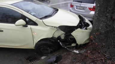 20 годишна жена се заби с Опел Корса в дърво в