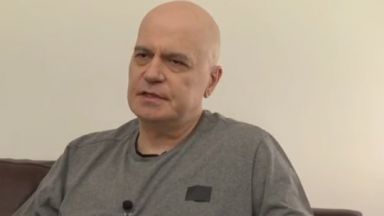 Лидерът на партия Има такъв народ Слави Трифонов загатна че