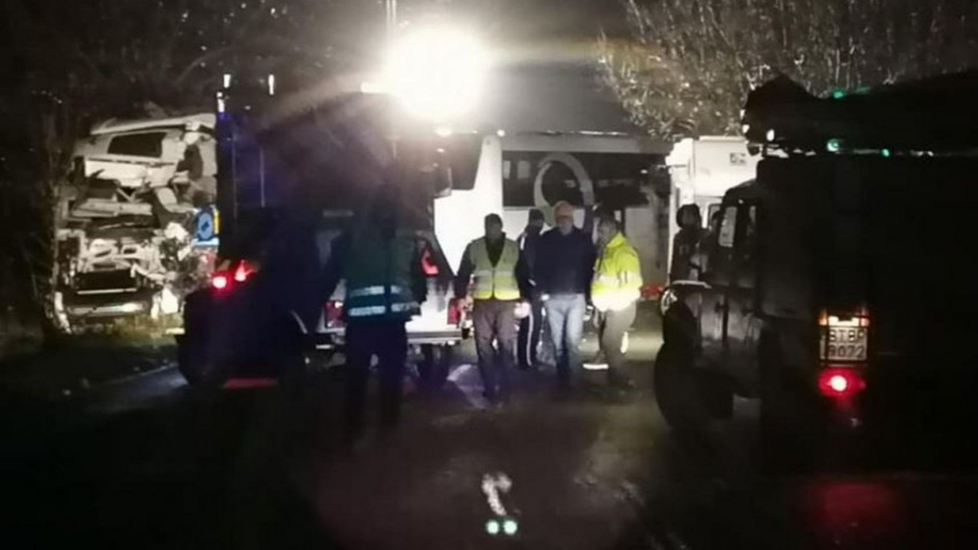 Трима загинали при катастрофа между тир и автобус