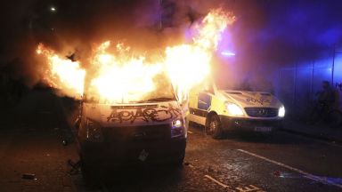 След мирен протест: Безредици, ранени полицаи и опожарени коли в Бристъл (снимки/видео)