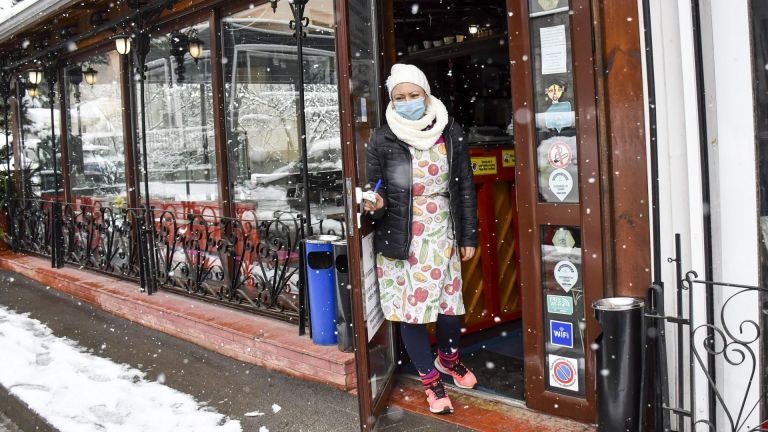 Полиция и РЗИ са влезли преди минути в заведението в