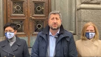 Като позор определи съпредседателят на Демократична България Христо Иванов действията